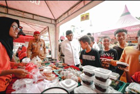 Borong Takjil, Cara Bupati Sumenep Berbagi Keceriaan Ramadan