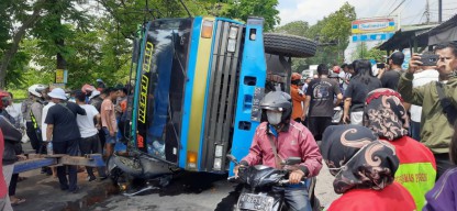 Dump Truk Seruduk Innova dan 4 Motor di Mojokerto, 1 Meninggal