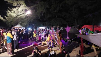 Indahnya Langit Sumenep Dihiasi Layang-layang LED