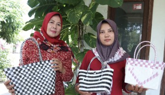 Tas Anyaman Plastik Karya Ibu Muda Plosoklaten, Kediri Jadi Buruan Jelang Lebaran