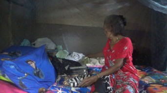 Nenek di Jombang Hidup Sebatang Kara Bersama Ayam