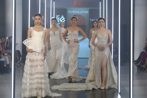 Saat Para Model Tampil Cantik dalam PlieVolution di Surabaya