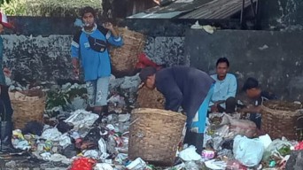 Bulan Puasa, Volume Sampah di TPS Kusuma Bangsa Lamongan Malah Meningkat