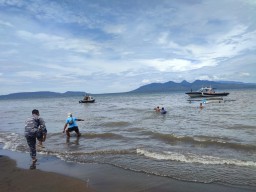 Sampan Berpenumpang 4 Orang Terbalik di Perairan Marina Boom Banyuwangi