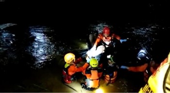Kronologi Mobil Tercebur Sungai di Tuban, Dipicu Banjir dan Kondisi Jalan
