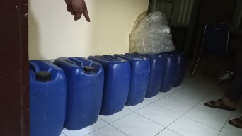 Rumah Pengedar Miras Oplosan Moke asal Flores Digerebek, Ratusan Liter Disita Polisi