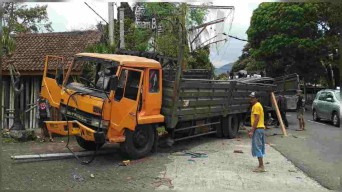 Rem Blong, Truk Bermuatan Besi Tabrak Tiang Listrik