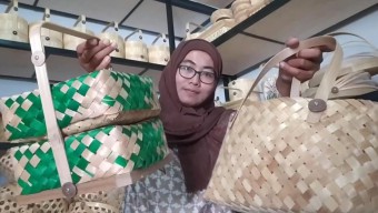 Jelang Lebaran, Pasutri Perajin Besek di Jombang Banjir Pesanan