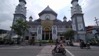 Menengok Sejarah di Balik Kemegahan Masjid Agung Lamongan