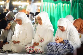 Malam 21 Ramadan, Ning Ita Bermunajat di Atas KRI Surabaya 591 Bareng Gubernur Jatim