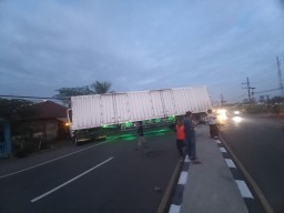 Truk Tabrak Pohon di Jombang, Jalan Surabaya - Madiun Tertutup