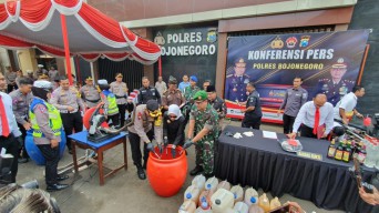 Ribuan Botol Miras dan Ratusan Knalpot Brong Hasil Operasi di Bojonegoro Dimusnahkan
