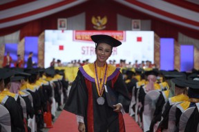Berjualan Bakso Tak Halangi Hesti Raih Gelar Sarjana dengan Beasiswa Penuh Untag Surabaya