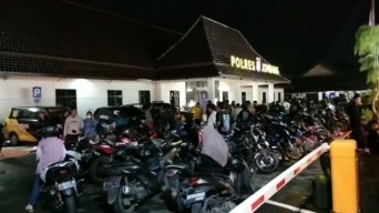 Ratusan Motor Knalpot Brong di Jombang Dirazia, Polisi Temukan Miras dan Mercon