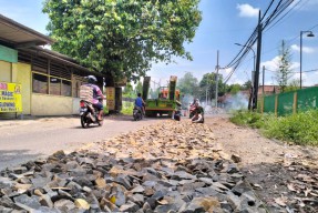Jalan Rusak di Gununggangsir Pasuruan Mulai Diperbaiki, Awas Macet!