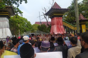 Protes Proses Pilkades, Ratusan Warga Demo di Kantor Pemkab Bangkalan