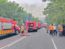 Hindari Jalan Diponegoro Surabaya, Arus Dialihkan Imbas Apotek Kimia Farma Terbakar