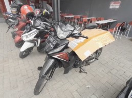 Motor Pengunjung Kedai Es Krim di Surabaya Tertukar, Rekaman CCTV Jadi Petunjuk