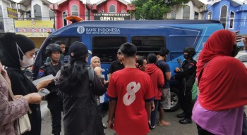 Warga Banyuwangi Rela Antre Lama Demi Tukar Uang Pecahan Emisi Baru