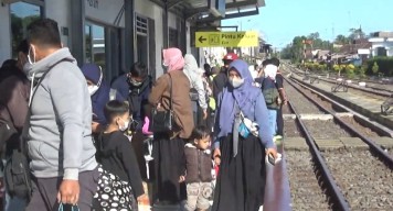 Belasan Ribu Pemudik Jalur Kereta Api Mulai Berdatangan di Banyuwangi