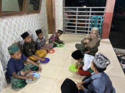Cerita Maya, Pegiat Medsos Ponorogo yang Rutin Salurkan Menu Sahur ke Panti Asuhan