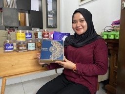 Cerita Satpol PP Cantik di Ponorogo: Antara Tugas dan Produksi Cookies Lebaran