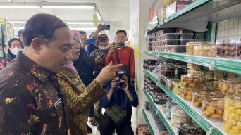 Petugas Gabungan Temukan Makanan Kedaluwarsa saat Sidak Swalayan di Ponorogo