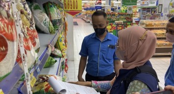 Petugas Gabungan Ponorogo Cek Harga Bahan Pokok di Swalayan