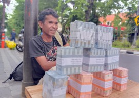 Cerita Mad Pulang dan Pergi Sampang-Surabaya Demi Mengais Rezeki Penukaran Uang Baru