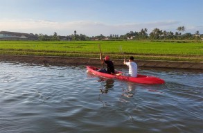 Balap Kano Temani Pemuda Banyuwangi Ngabuburit di Tepi Sungai
