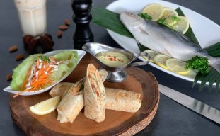 Cari Takjil yang Unik di Sidoarjo? Coba Cicipi Kebab Bandeng Ini