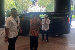 Soal Pertemuan Diam-diam dengan Sekjen Gerindra, Khofifah: Wes Ta Rek