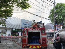Apotek Kimia Farma Surabaya Terbakar