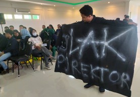 Keos! Pelantikan PJ Rektor Universitas Islam Lamongan Diwarnai Kericuhan