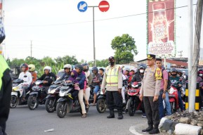 Pemudik Lokal Padati Simpang Mengkreng Kediri