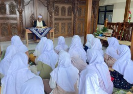 Menjaga Tradisi Ngaji Kitab Kuning Ala Santriwati Al Iman Putri Ponorogo