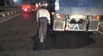 Gagal Nyalip, Pemudik Asal Tulungagung Tewas Terlindas Truk di Jombang