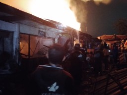 Kebakaran Pasar Kamal Hanguskan 20 Kios, Damkar Kesulitan Isi Air