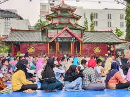 Potret Pembagian 1000 Paket Sembako di Masjid Cheng Hoo Surabaya