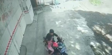 Edan! Pelaku Curanmor Emak-emak Gendong Anak Terekam CCTV di Banyuwangi