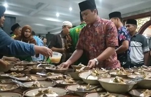Info Lur, Ratusan Takjil dan Menu Buka Puasa di Masjid Agung Baitul Mukminin Jombang