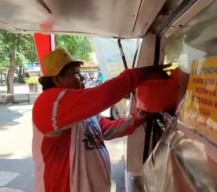 Petugas Samsat Surabaya Berbagi Keceriaan di Stadion G10N