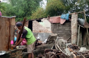 Rumah Warga Banyuwangi Roboh Akibat Angin Kencang dan Hujan Deras