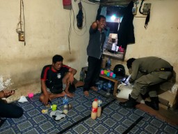Pemilik Usaha Lari Terbirit-birit saat Satpol PP Lamongan Gelar Razia