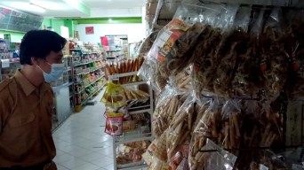 Petugas Gabungan di Trenggalek Temukan Produk Tanpa Masa Kedaluwarsa