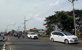 Arus Lalu Lintas di Simpang Mengkreng Kediri Normal, Polisi Tetap Siaga