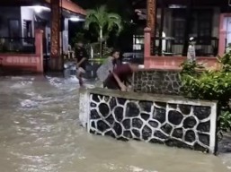 Beredar Video Detik-detik Remaja Surabaya Tenggelam di Sungai
