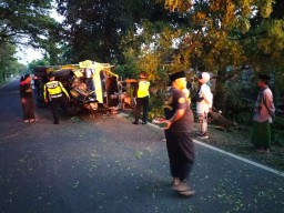 Truk Muatan Telur Ayam Terguling di Ponorogo