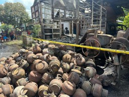 Truk Pengangkut Elpiji Terbakar di Tuban, 2 Mobil hingga Bengkel Hangus Tersambar