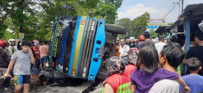 Rem Blong, Dump Truk Seruduk Innova dan 3 Motor